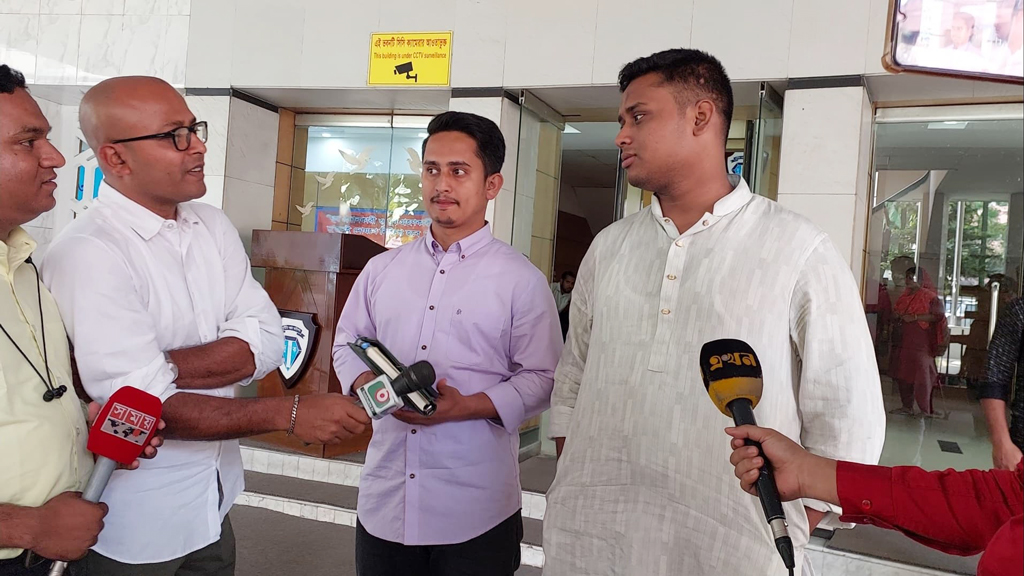 ‘অতি গোপনীয়’ অভিযোগ নিয়ে দুদকে হাসনাত-সারজিস